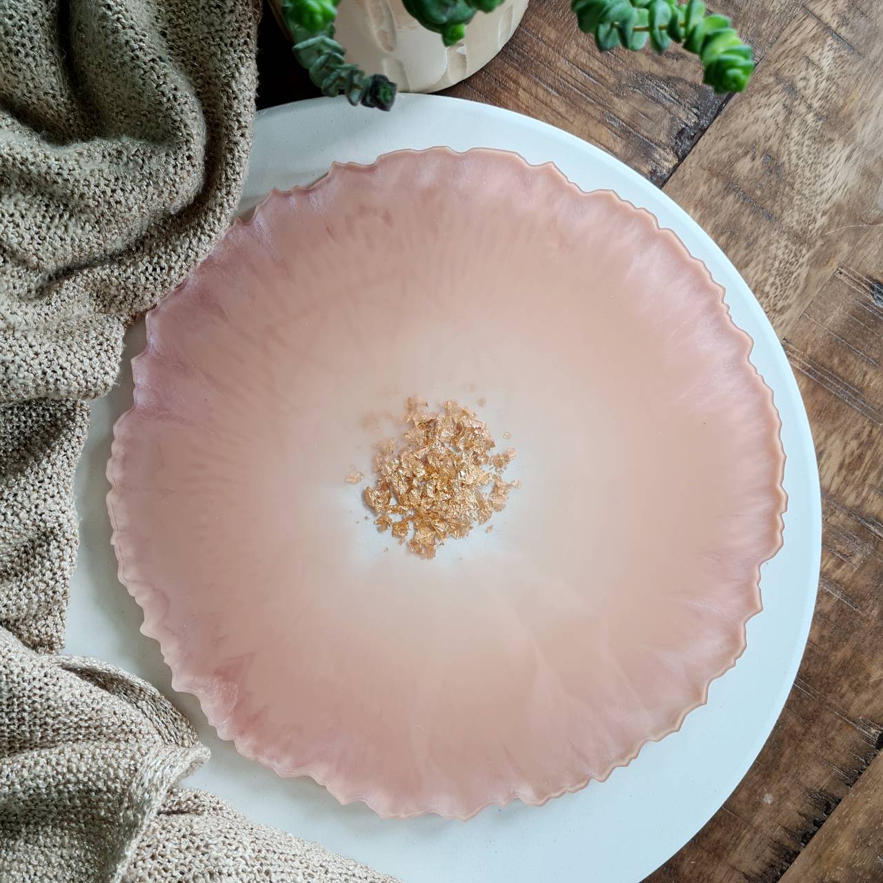 Resin Leef – Geode dienblad roze vierkant Geode Resin Art dienblad in de kleur roze met goud