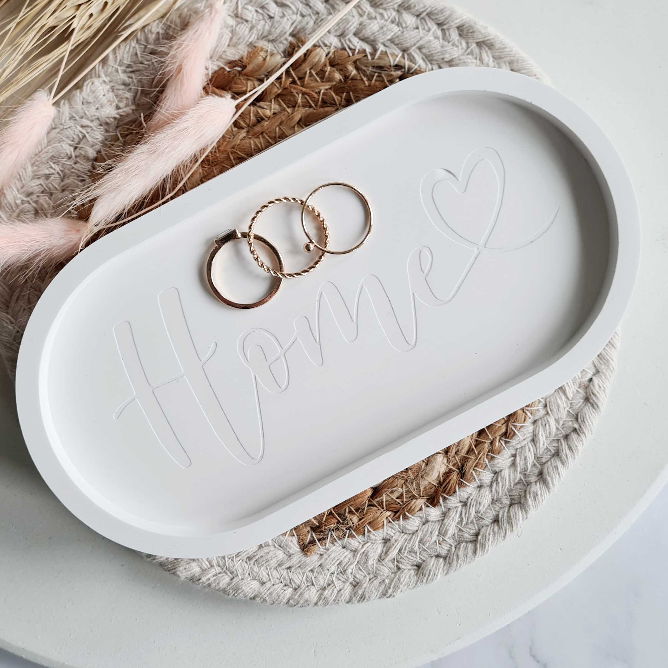 Resin Leef – Trinket bakjes vierkant Sieradenbakje van Jesmonite in de kleur wit met de tekst ''home'' erin verwerkt.