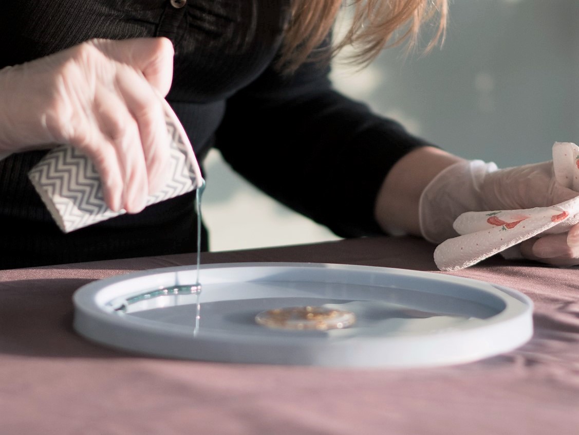 Resin Art aan het maken door middel van giethars te gieten in een mal