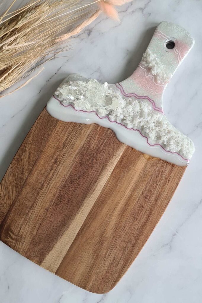 Houten serveerplank met wit met roze resin en witte kristal Resin Art