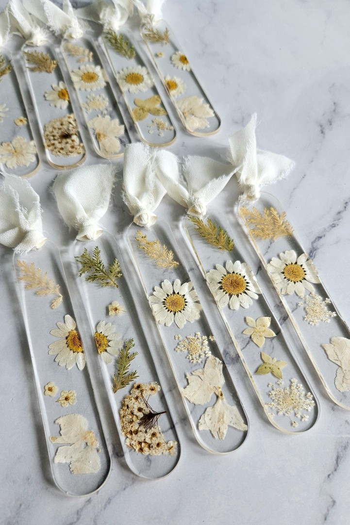 Resin Leef - Bookmark white flower BM0001.4 Handmade resin bookmark from transparant epoxy resin with white and green flower design
