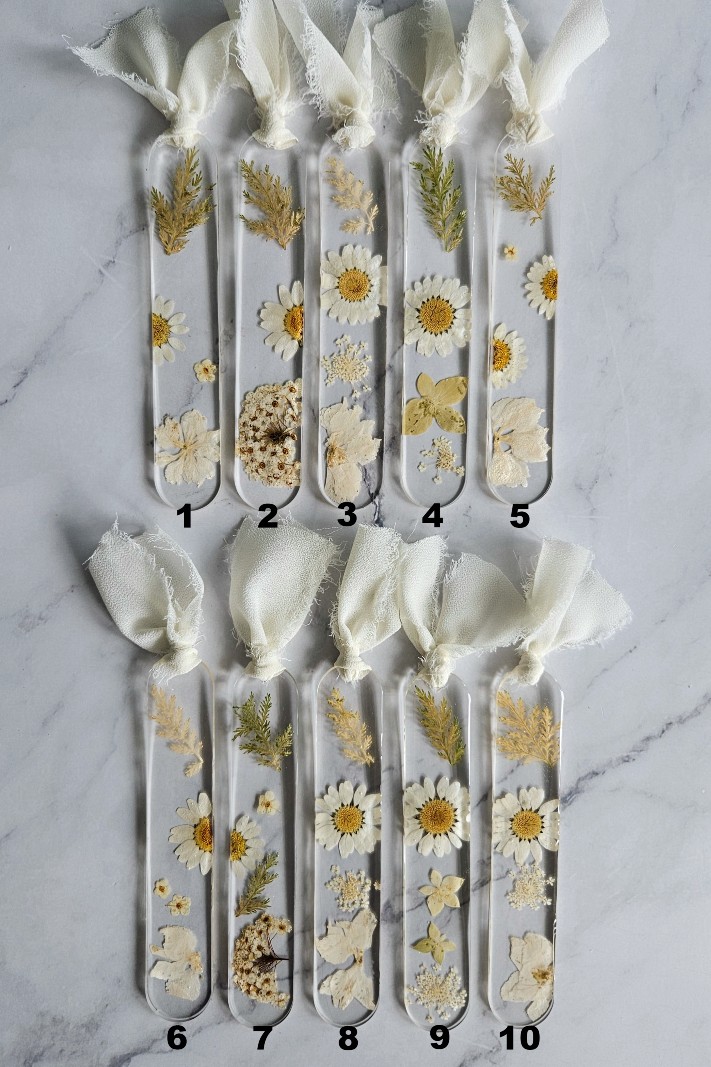 Resin Leef - Bookmark white flower BM0001.5 Handmade resin bookmark from transparant epoxy resin with white and green flower design