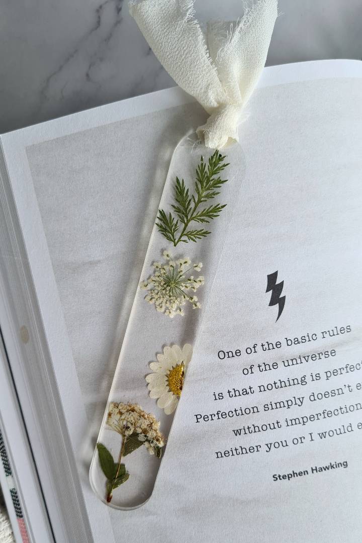 Resin Leef - Bookmark white flower BM0001 Handmade resin bookmark from transparant epoxy resin with white and green flower design