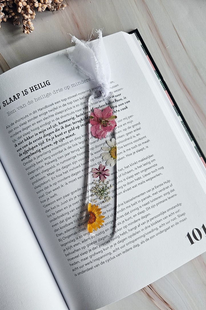 Resin Leef - Bookmark pink flower BM0002.2 Handmade resin bookmark from transparant epoxy resin with pink, orange and white flower design