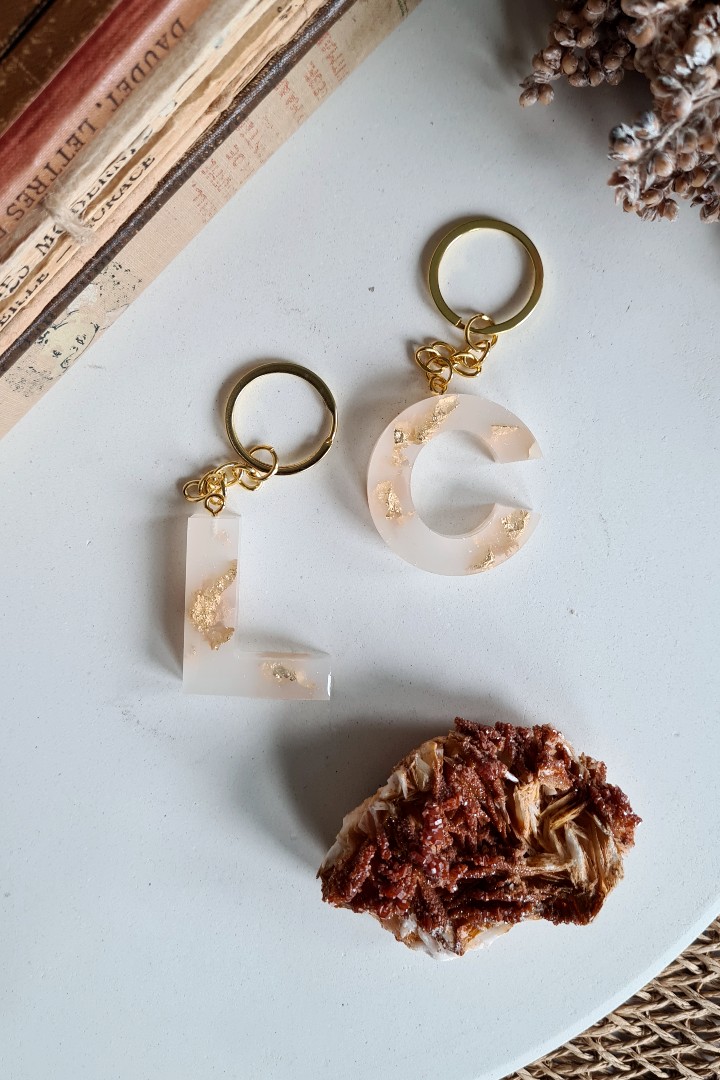 Resin Leef - Alphabet keychain KC0002.4 Alphabet all letters keychain white gold