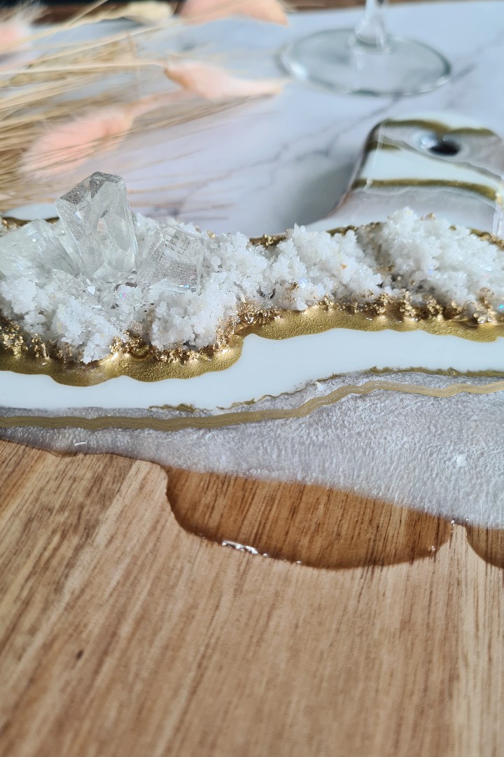 Resin Leef - serving board SP0005.1 Wooden cheese board with white, gold and silver resin.