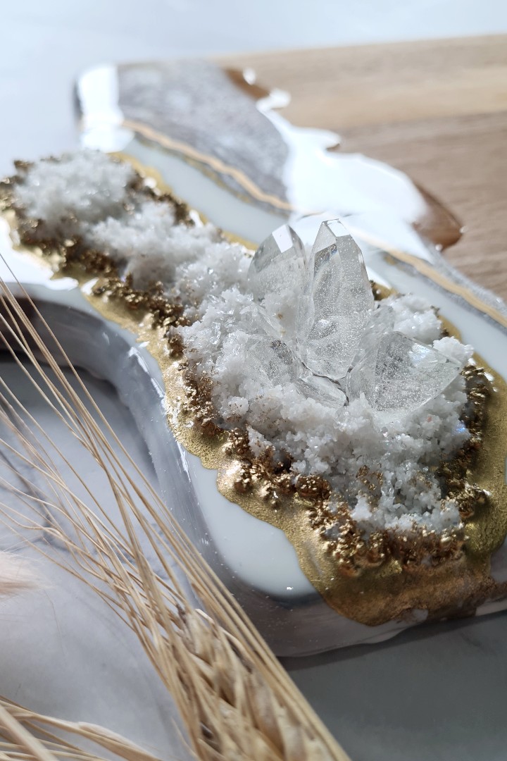 Resin Leef - serving board SP0005.2 Wooden cheese board with white, gold and silver resin.