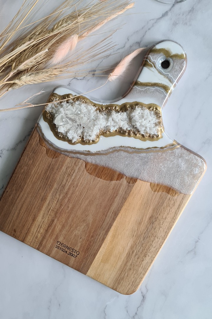 Resin Leef - serving board SP0005 Wooden cheese board with white, gold and silver resin.