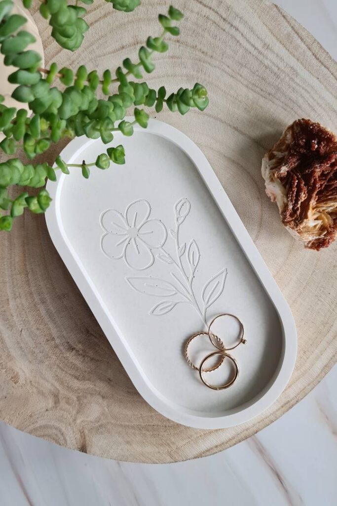 Oval jewerly dish made with white Jesmonite with flower art