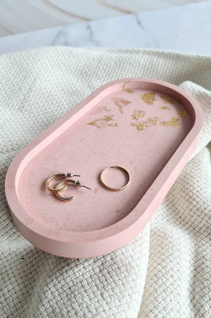 Resin Leef - Jesmonite Jewelry tray TR0007.2 Oval jewerly dish made with soft pink Jesmonite with gold flakes